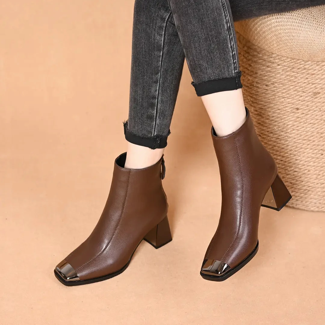 英伦风金属方头后拉链粗跟瘦瘦靴女2025新款显瘦高跟炸街短靴时装