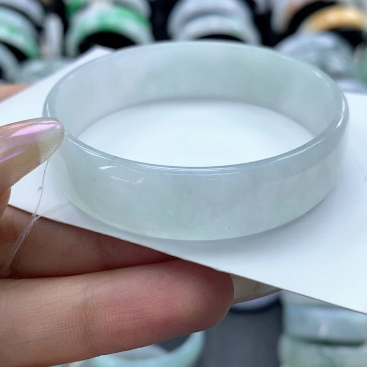 翡翠未镶嵌手镯公主