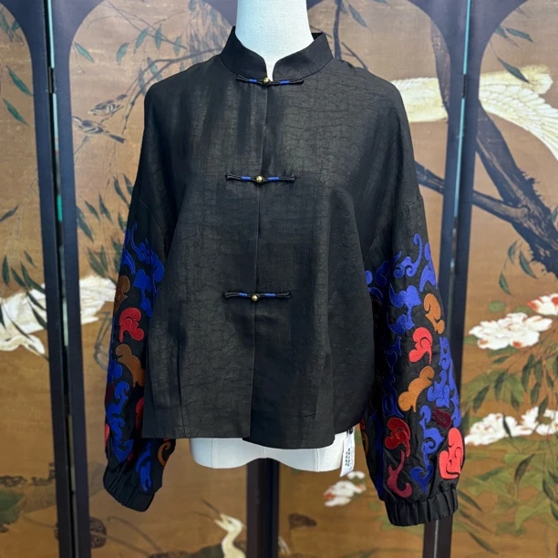 49085 【方寸间】新中式对襟立领重工刺绣短外套，龟裂纹香云纱工艺