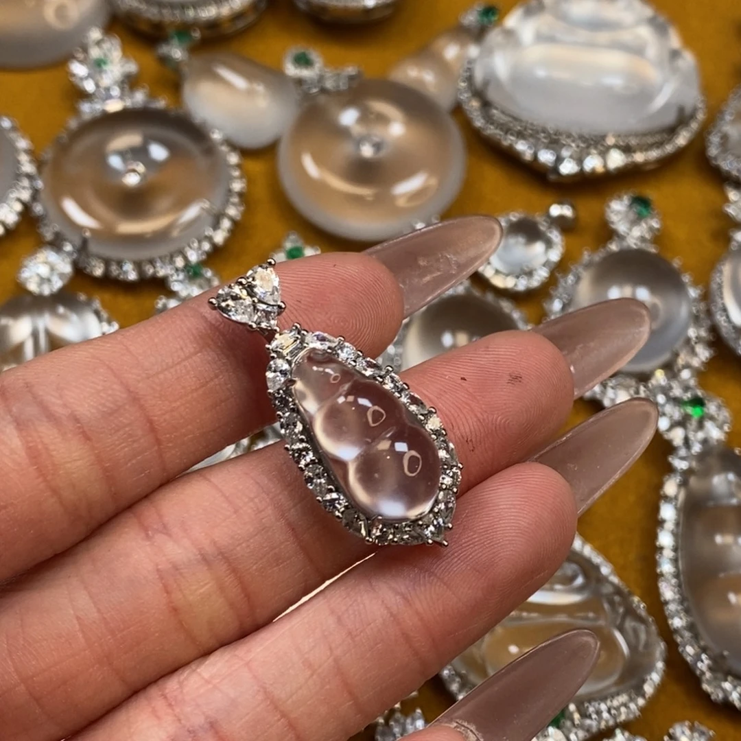 王***喵颈饰银S925镶嵌石英质玉黑钢福豆