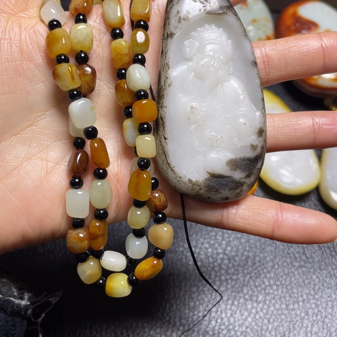 小***五和田玉未镶嵌颈饰