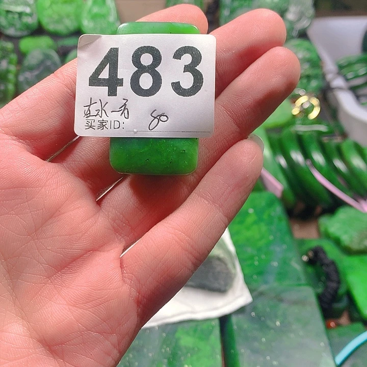 在****和田玉（碧玉）未镶嵌珠宝半成品