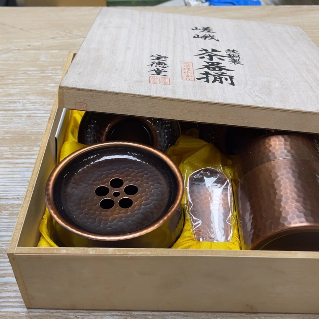 瓷片B****k密密麻麻地排列着一个