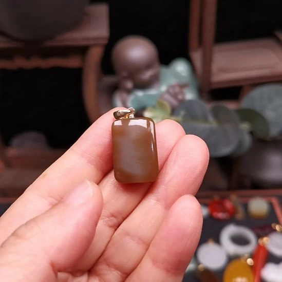 ****溜和田玉未镶嵌颈饰