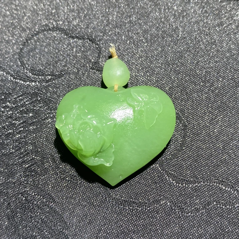 和田玉乌蓝海苹果绿爱心吊坠