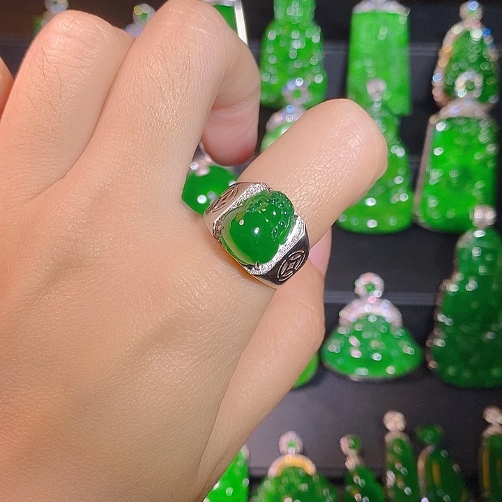 翡翠18K金镶嵌戒指是