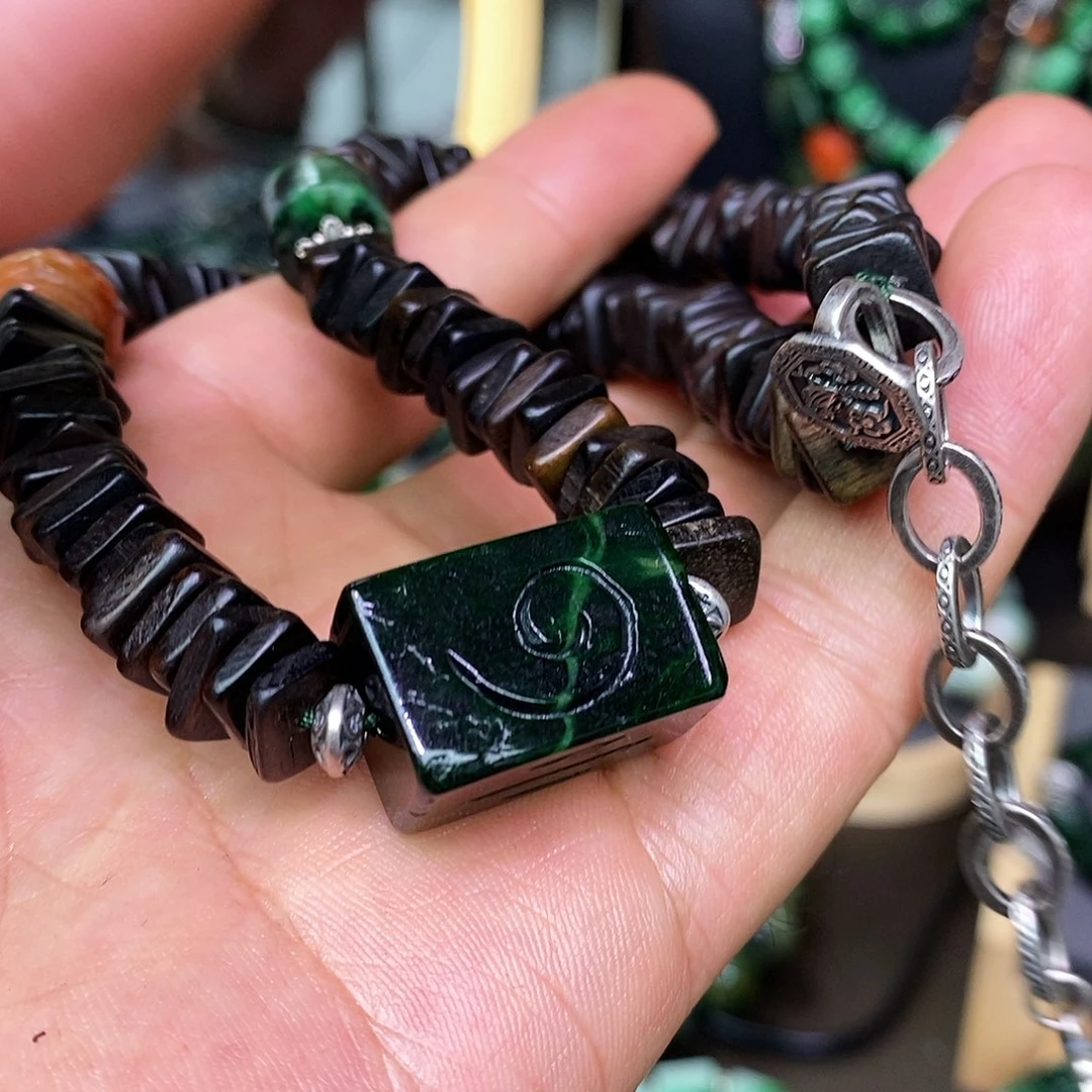 翡翠未镶嵌颈饰漂亮美眉