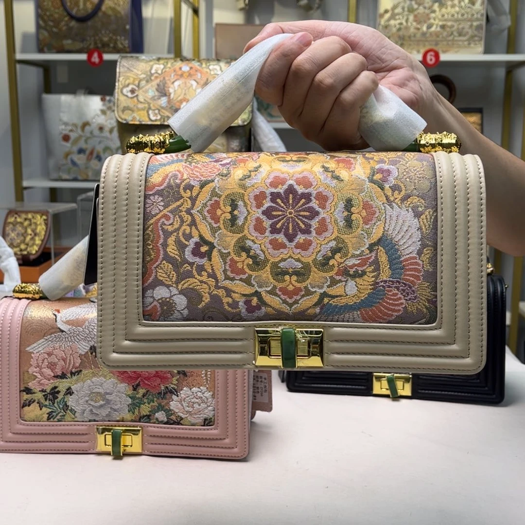 织绣高定风雨中的花朵，倔强又美丽。大漏