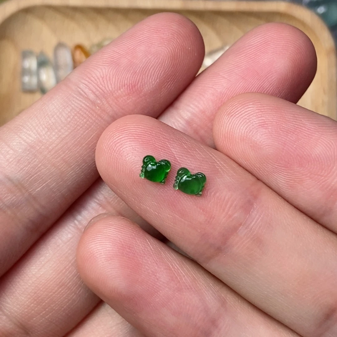 翡翠未镶嵌颈饰八方来财