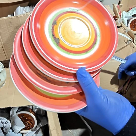 盘子碗茶壶啥都有