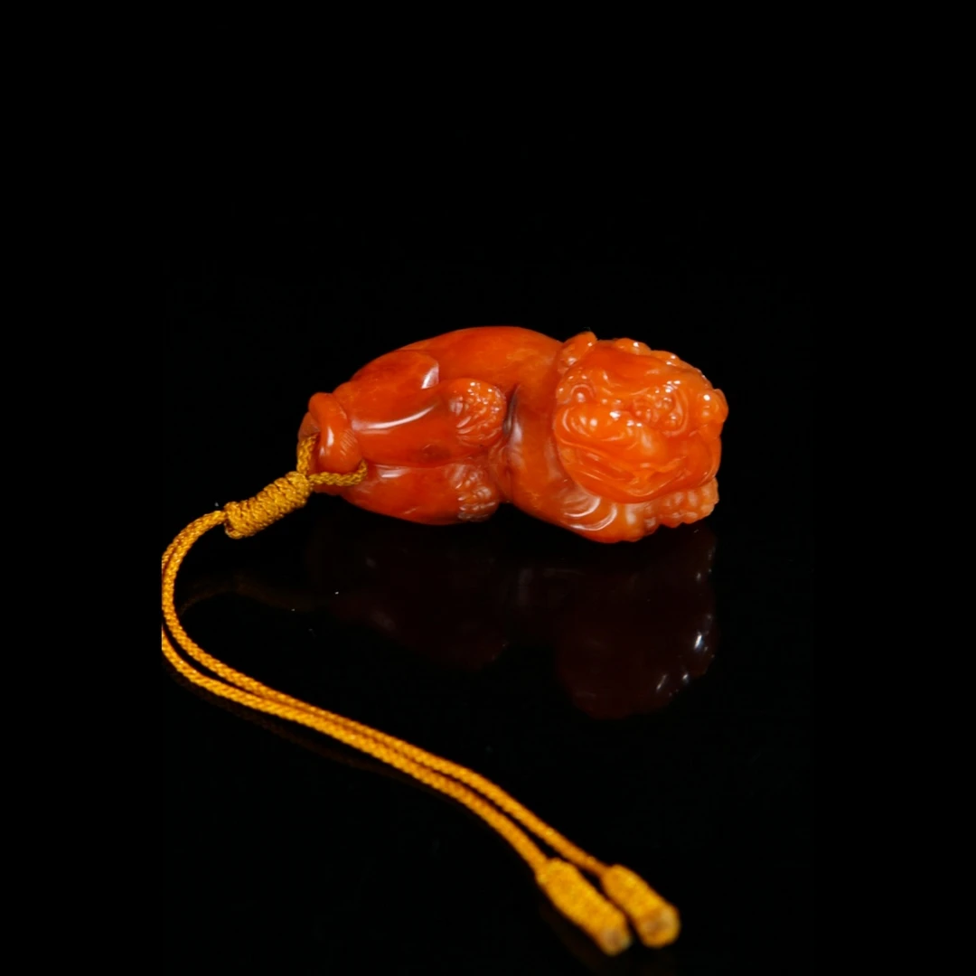 A62 寿山红田黄石《狮子》手把件 59.2克 30x58x28mm