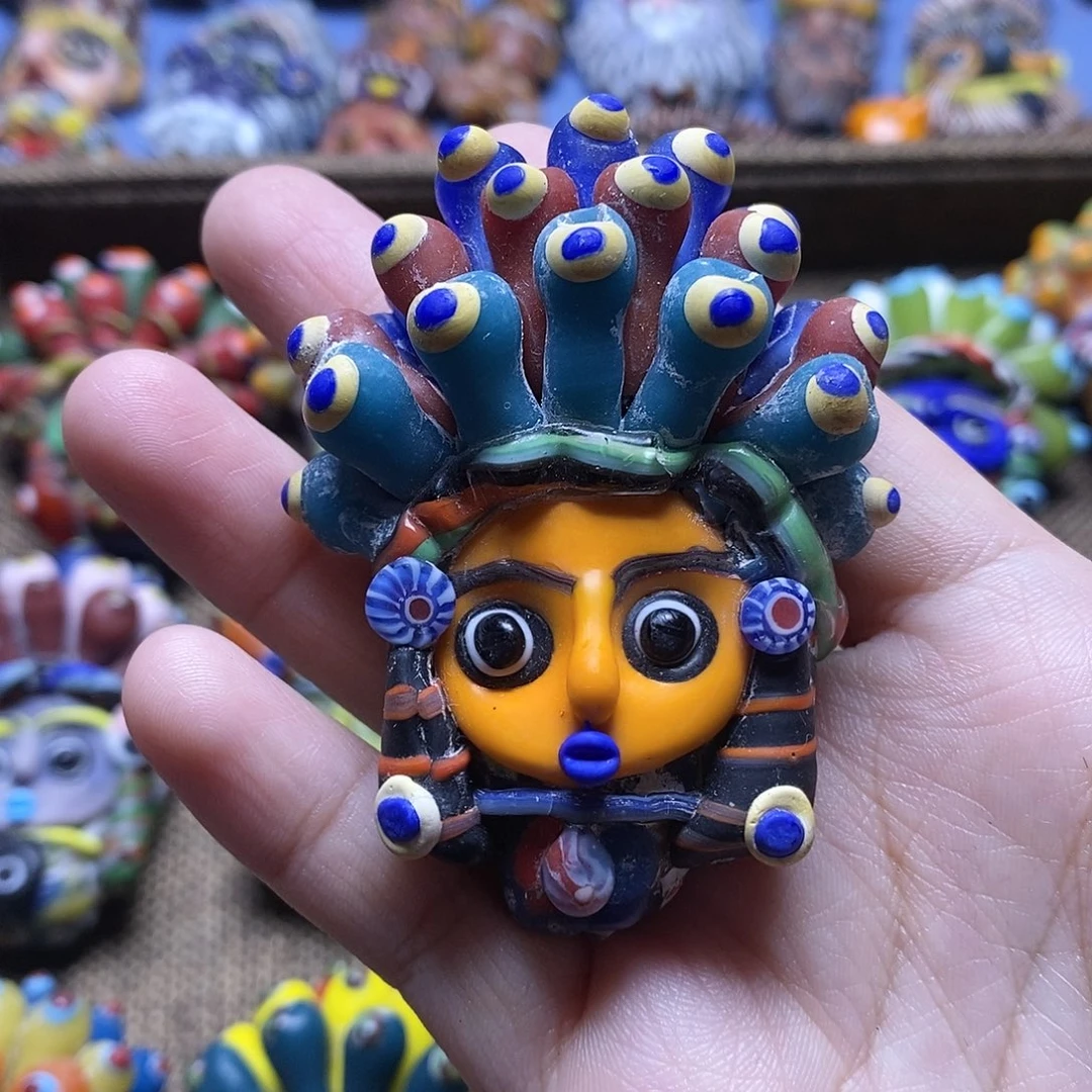 颈饰琉璃橘色国王