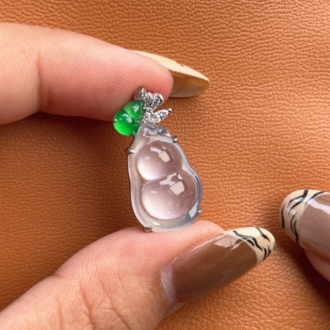 翡翠18K金镶嵌颈饰葫芦