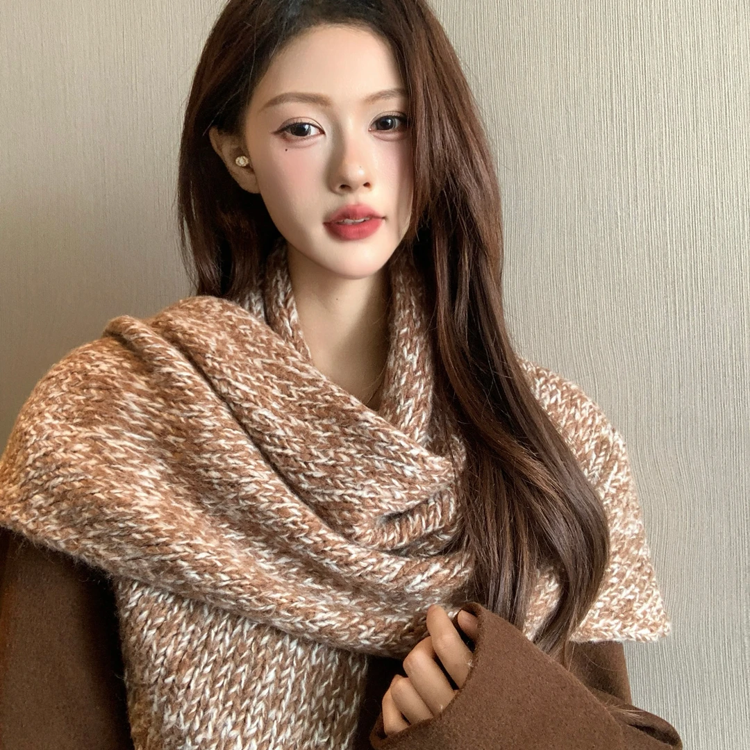 氛围感混色三角巾针织披肩女秋冬欧美风时髦百搭保暖护颈外搭围巾