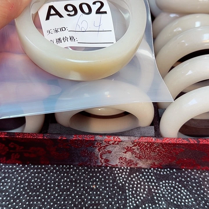 石英质玉手镯合金银***?