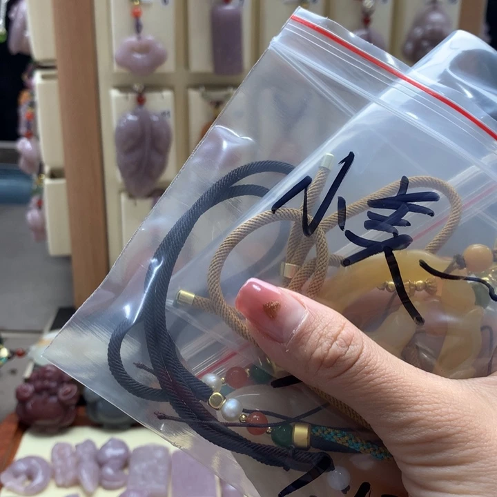 石英质玉颈饰足铂镶嵌小****）