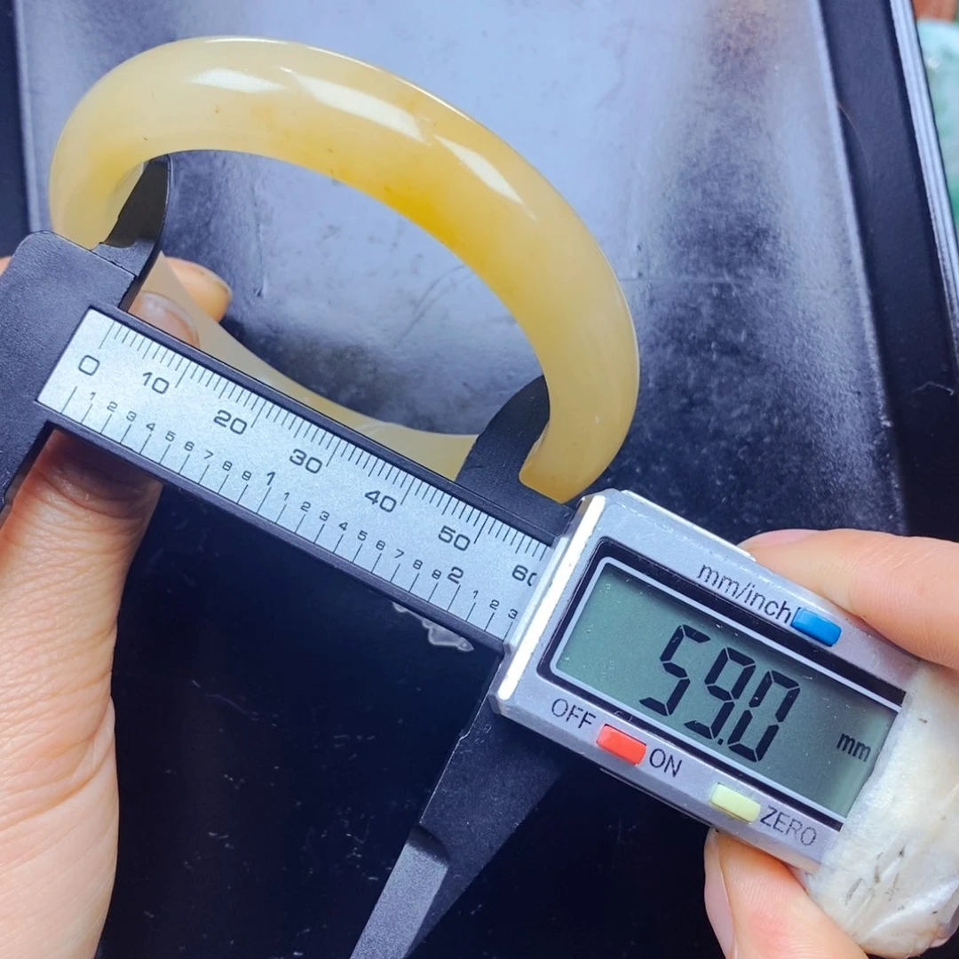 石英质玉（黄龙玉）未镶嵌颈饰