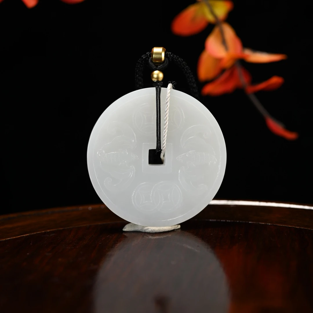 Lot8805 25YU107539和田玉一品当朝花钱玉璧/匡时