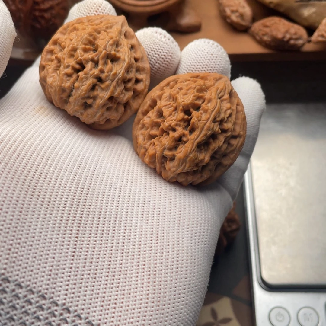 文玩核桃吊坠野牛