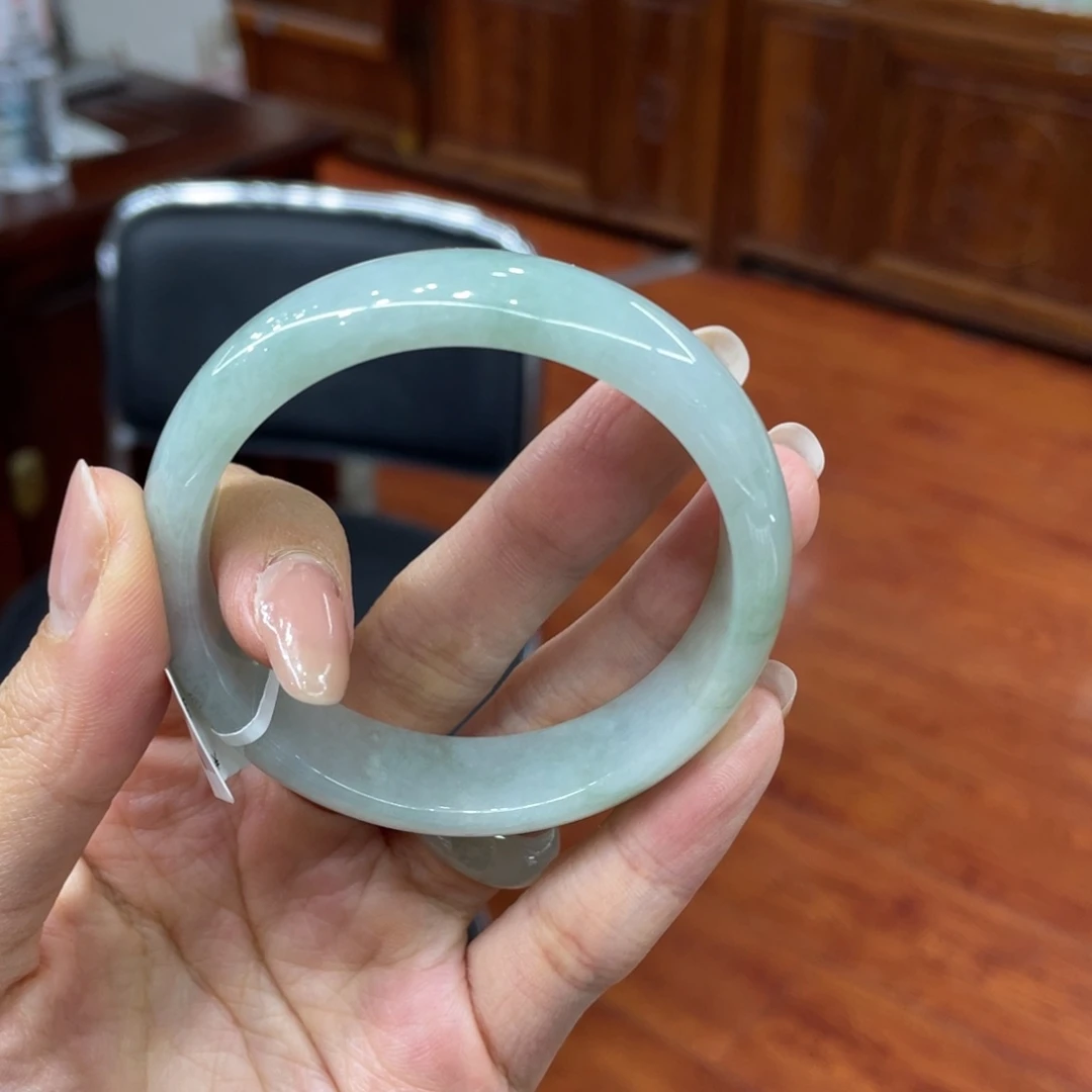 翡翠手镯未镶嵌翡翠手镯