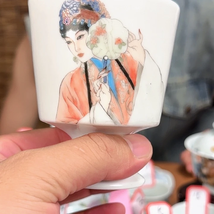 摆件主人高脚杯歌厅是个很棒又好唱很好喝