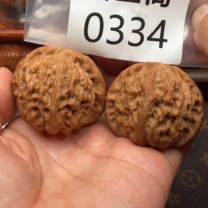 焦***文玩核桃吊坠白狮子全品45
