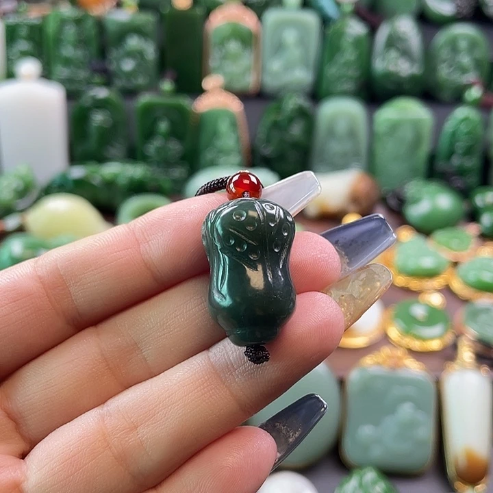 多***梦和田玉未镶嵌挂件