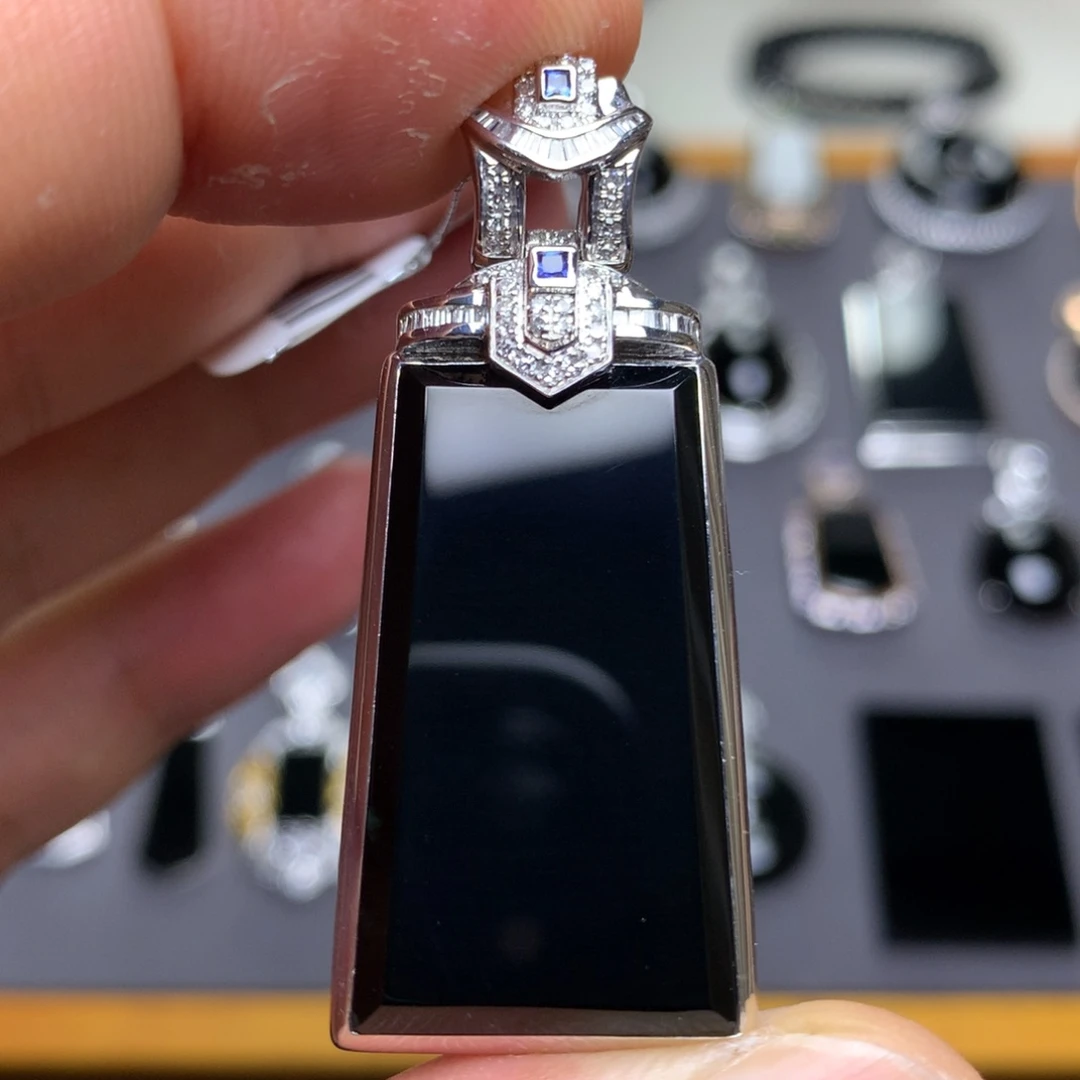 翡翠18K金镶嵌颈饰墨翠无事牌