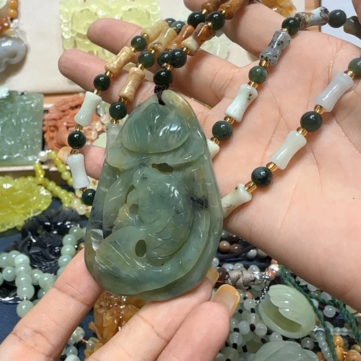 未镶嵌蛇纹石玉吊坠