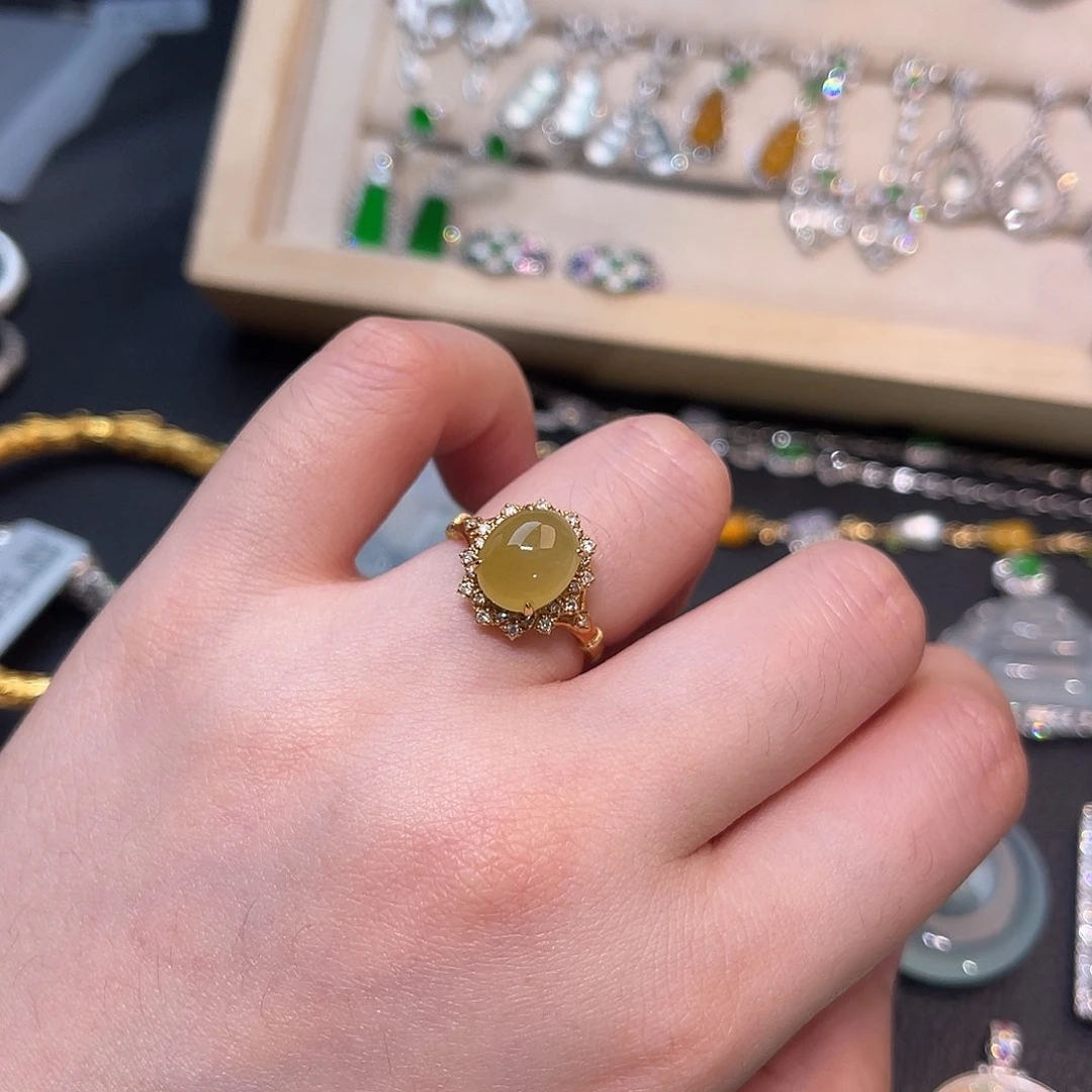 翡翠18K金镶嵌戒指蛋面