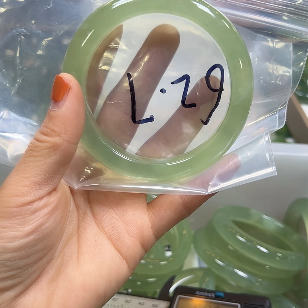 蛇纹石玉未镶嵌吊坠