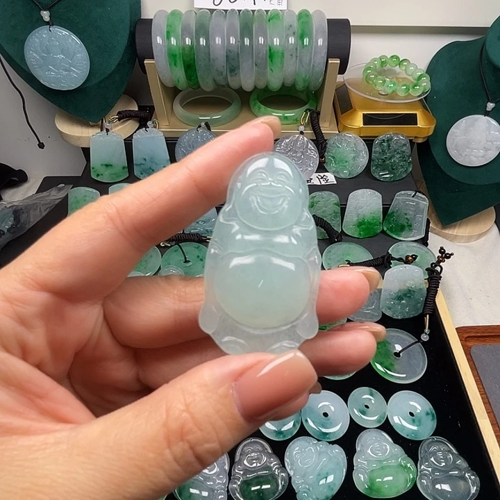 翡翠未镶嵌颈饰佛公