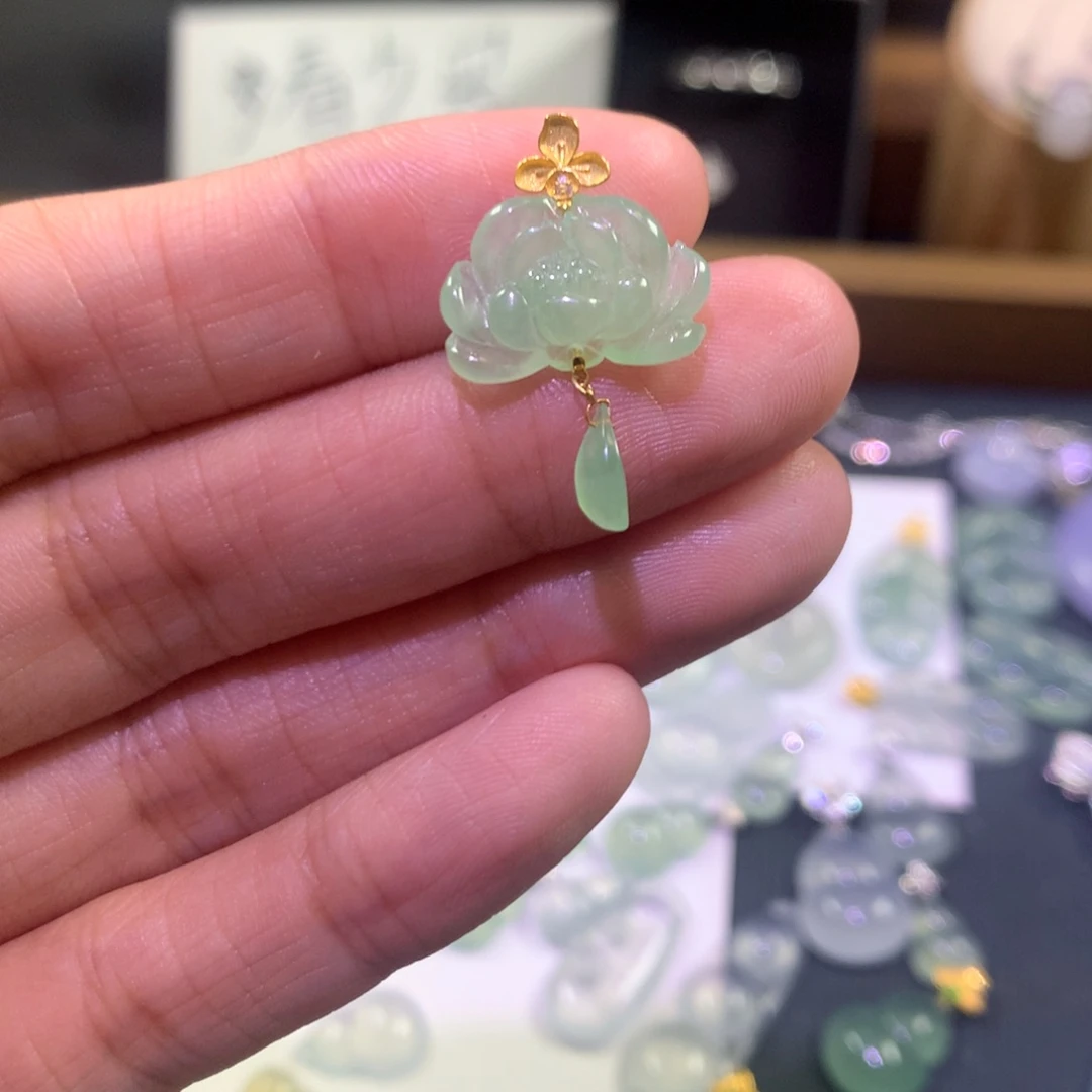 翡翠18K金镶嵌颈饰冰甜绿莲花