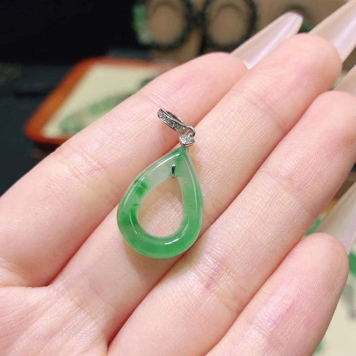 石英质玉（非洲翠）未镶嵌颈饰