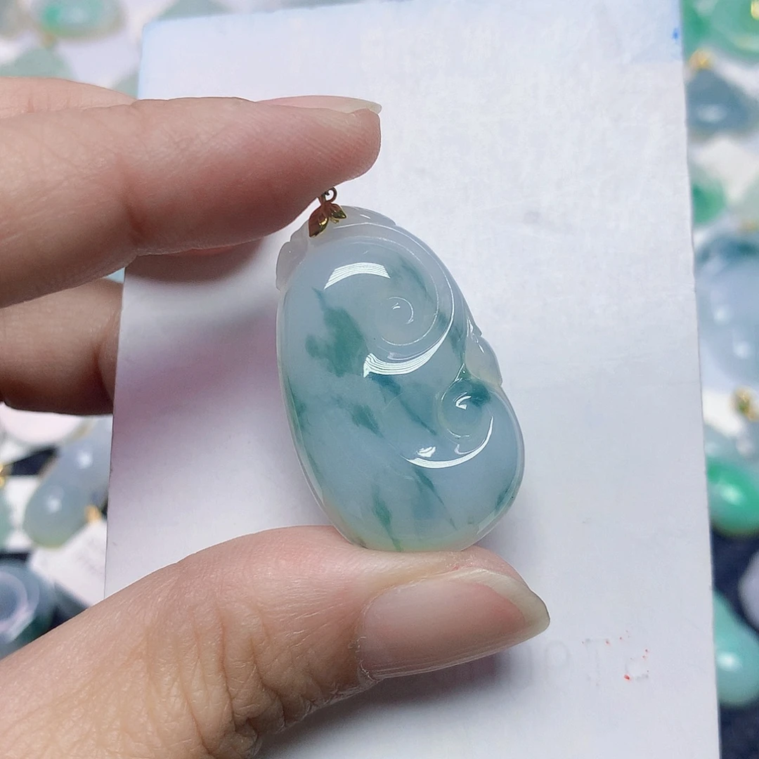 翡翠18K金镶嵌颈饰如意