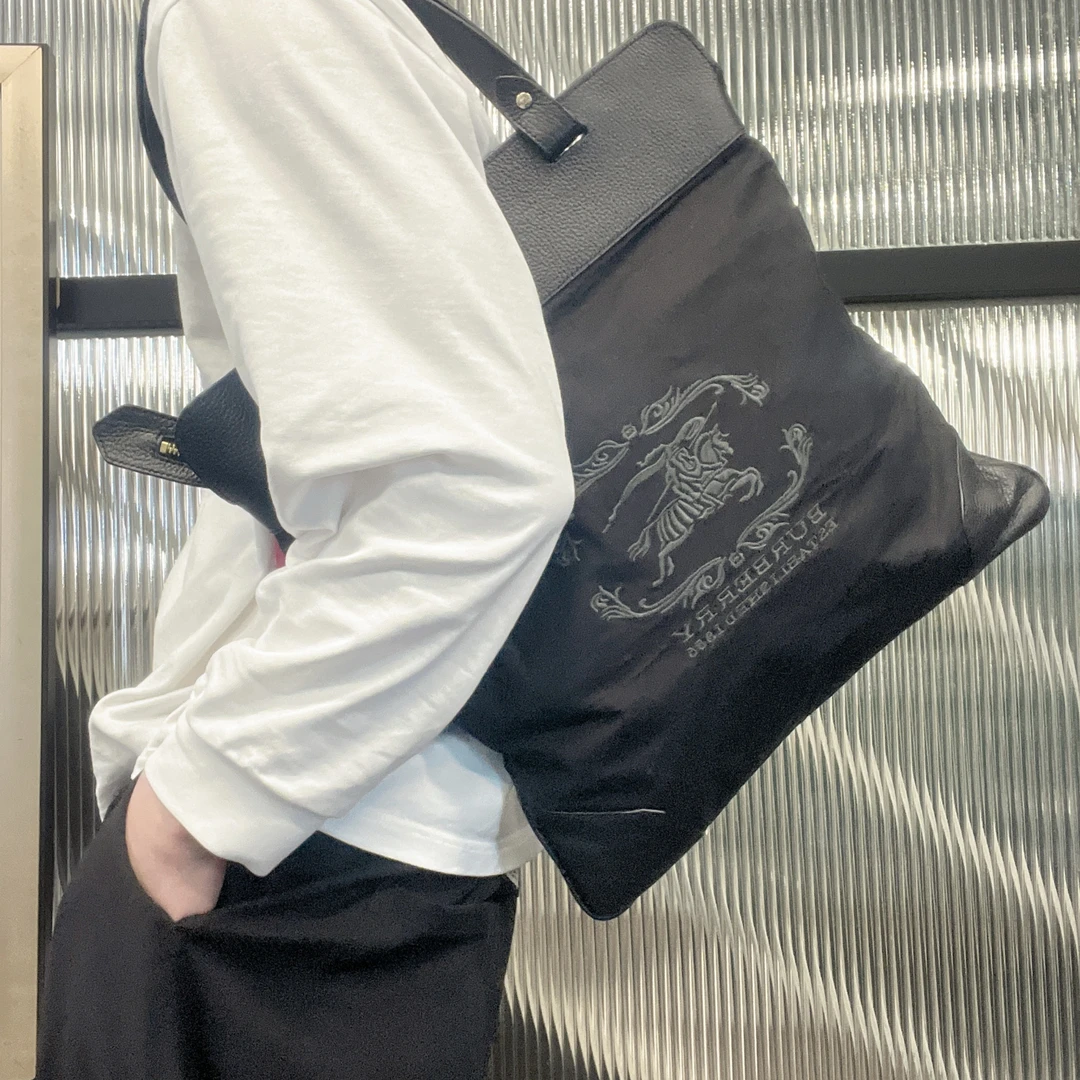 95新 BURBERRY/博柏利 【龙】15BJ04 黑色帆布拼皮单肩托特包