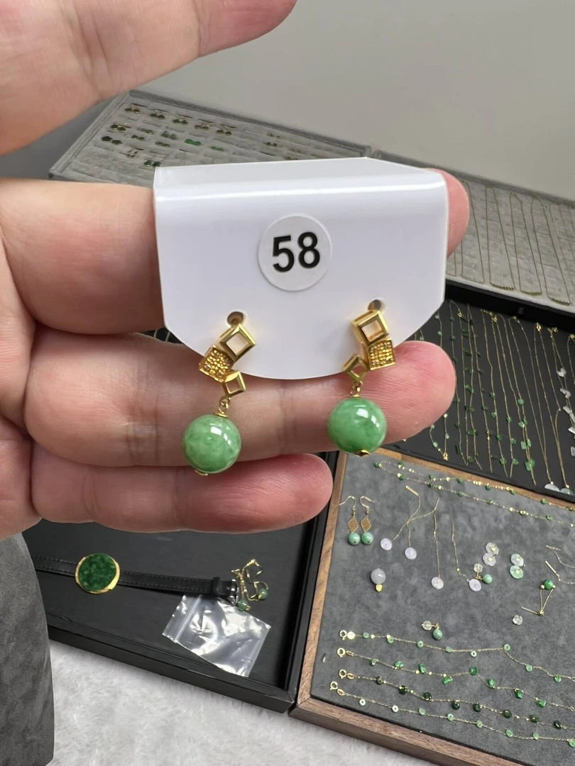 缅甸天然A货翡翠耳饰
