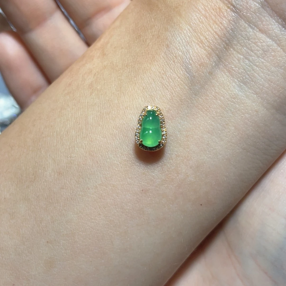 【闪购商品】翡翠吊坠(不含链)18K金镶嵌美****✨