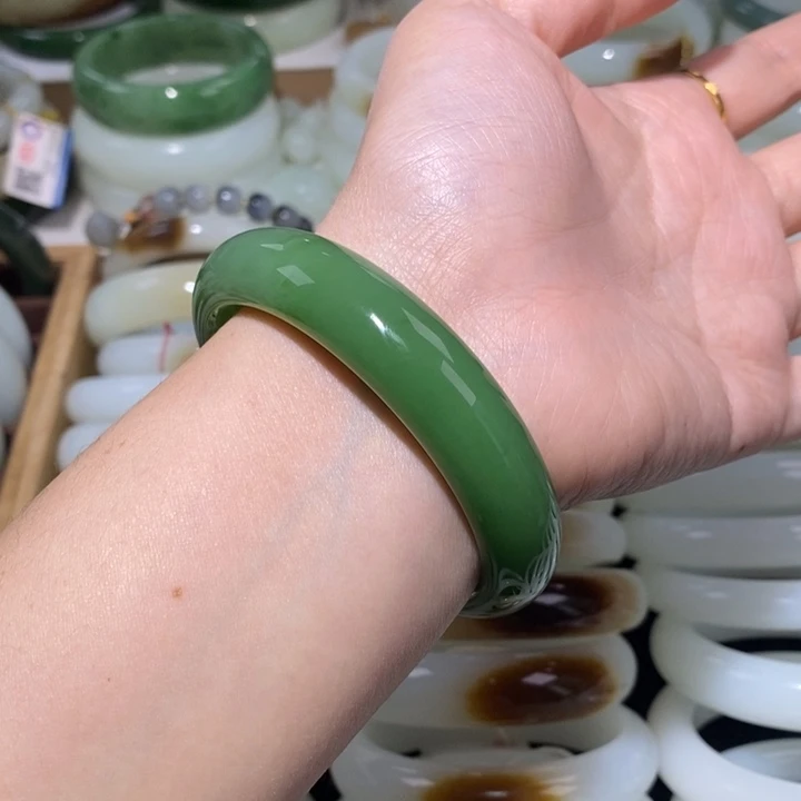 和田玉手镯未镶嵌碧玉粉绿镯56