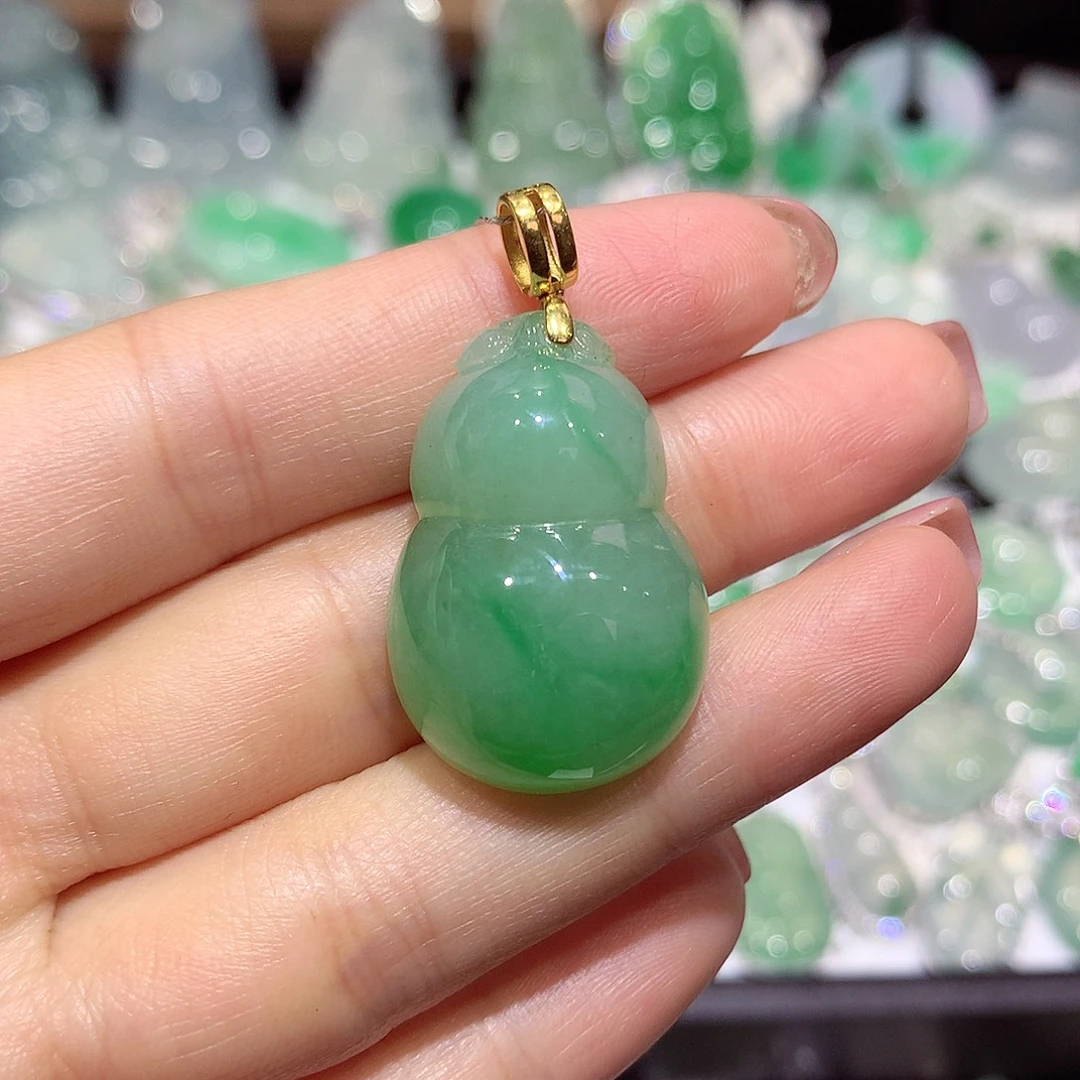 翡翠18K金镶嵌颈饰葫芦