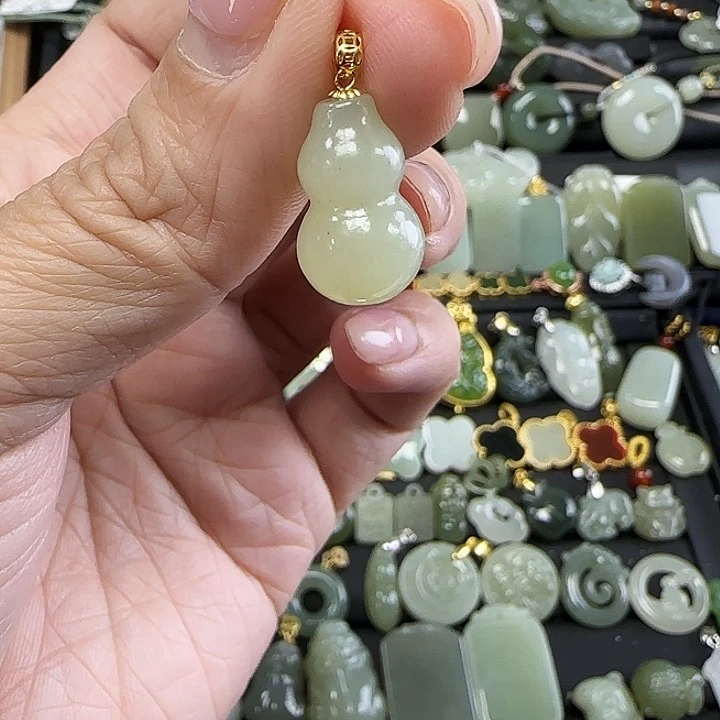 和田玉吊坠(不含链)18K金镶嵌咖***糖