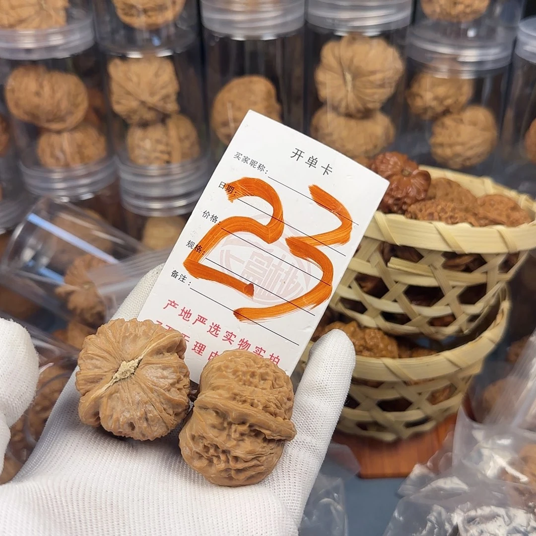 文玩核桃吊坠白狮子