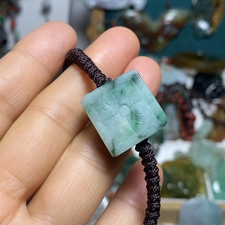 翡翠未镶嵌吊坠(赠链)