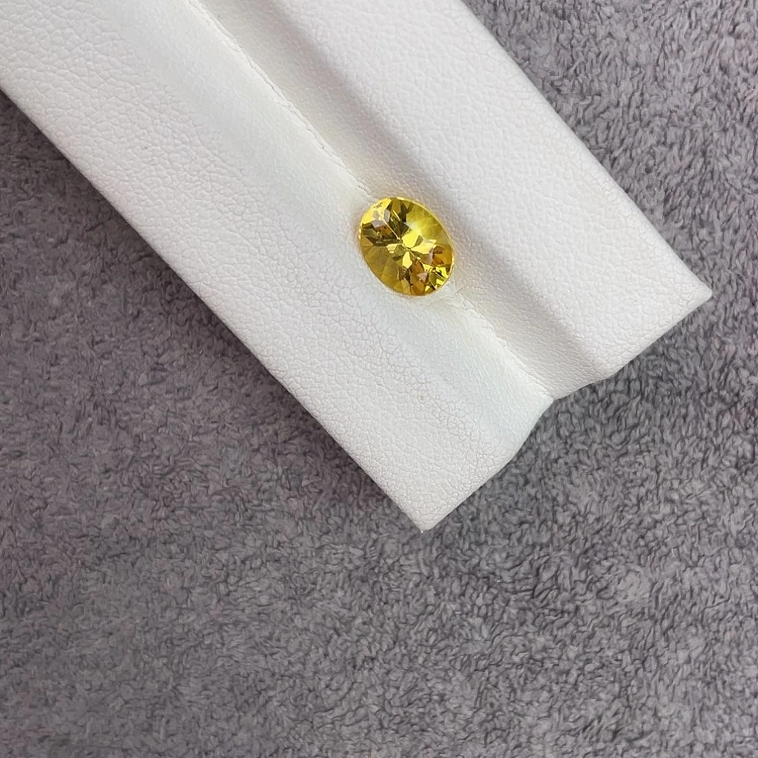 未镶嵌裸石绿柱石1.6Ct。