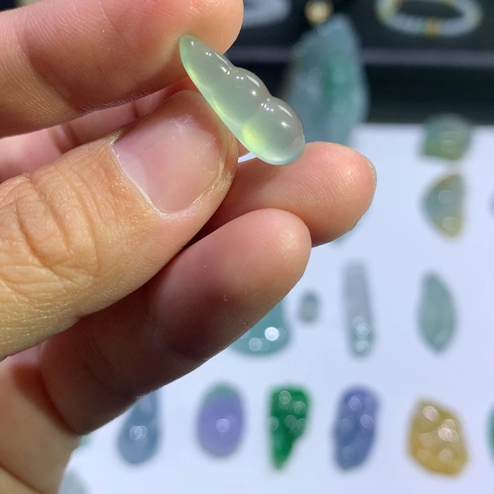 翡翠未镶嵌颈饰豆子