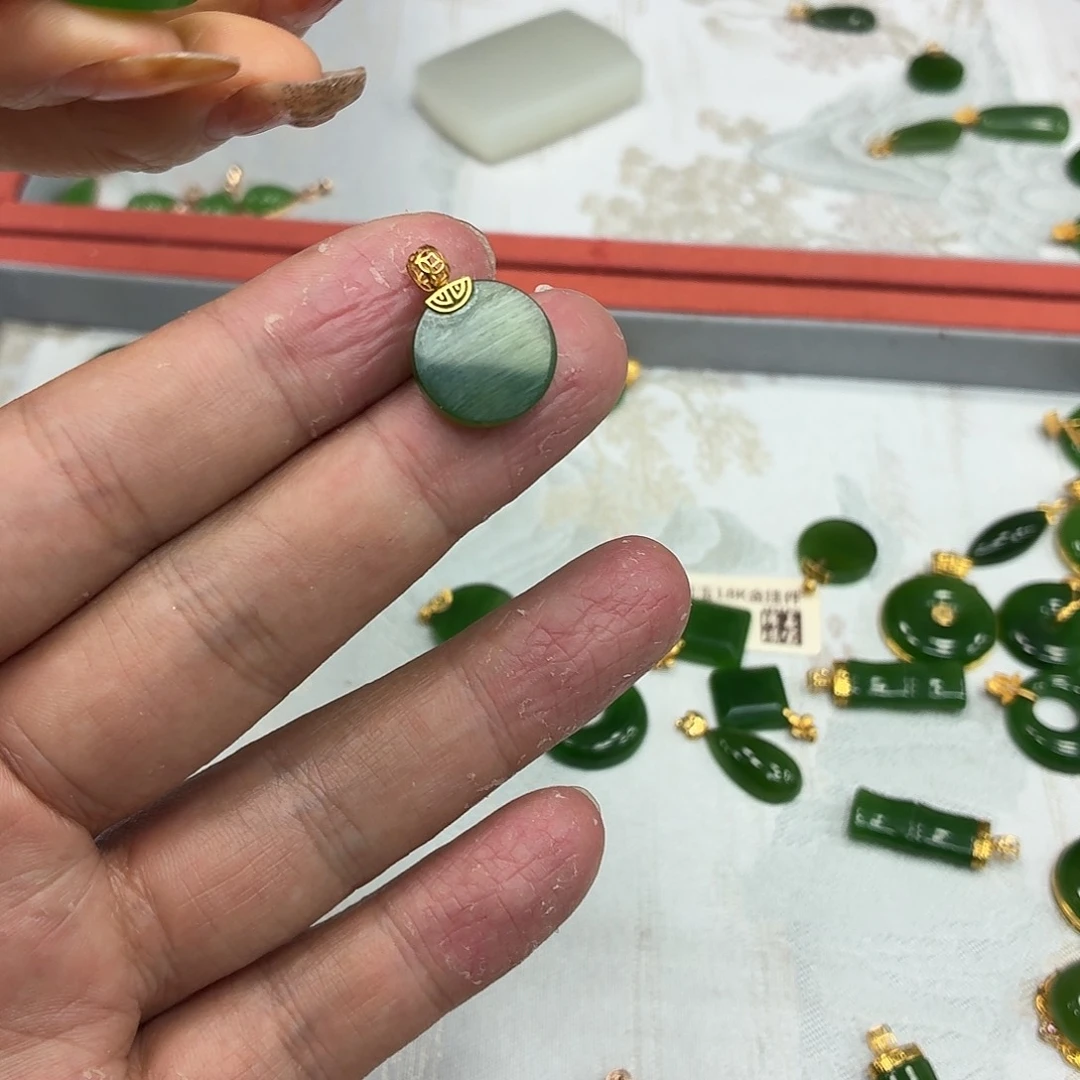 柚***柚和田玉18K金镶嵌颈饰