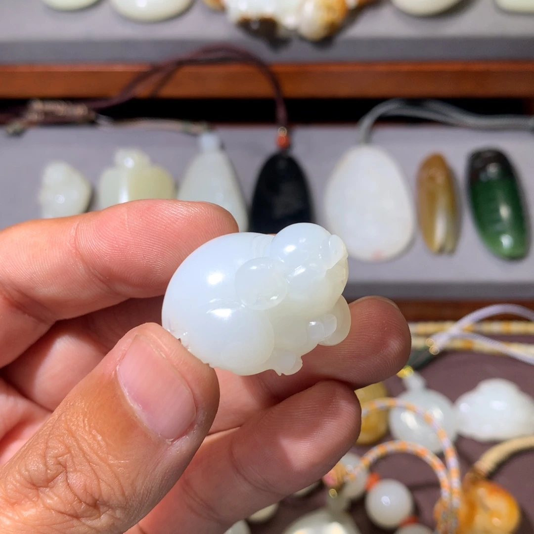 谈***城和田玉未镶嵌挂件