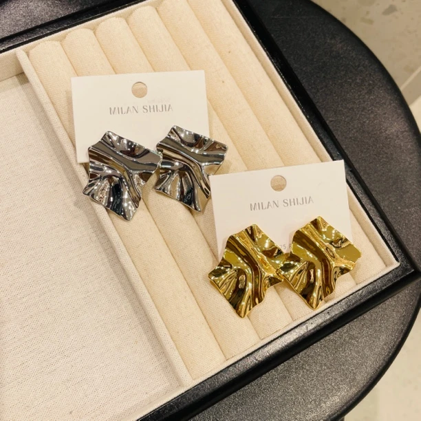 铜合金耳饰 金属风菱形片褶皱耳钉通勤几何欧美耳环时尚简约法式