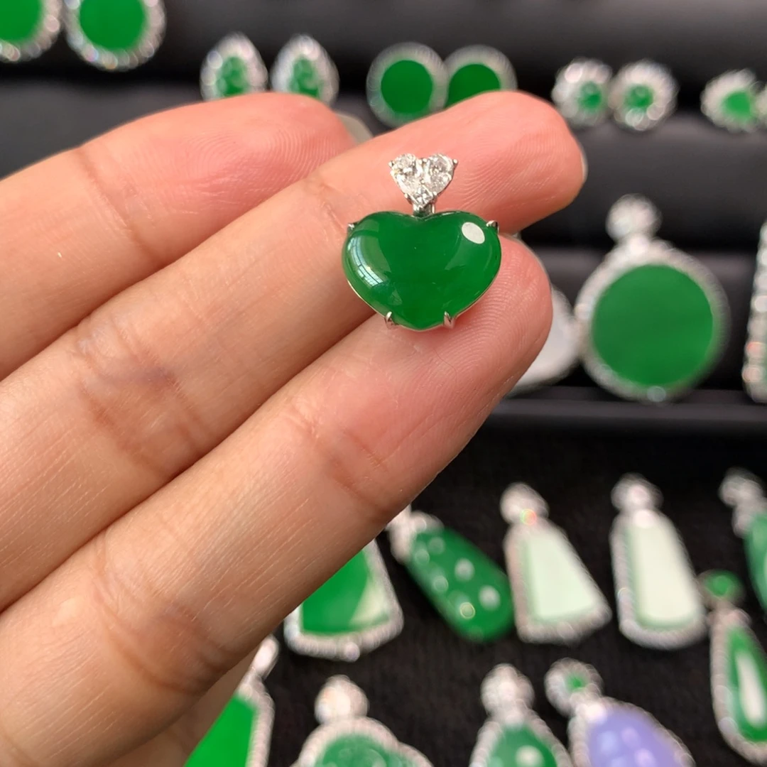 翡翠18K金镶嵌颈饰吊坠