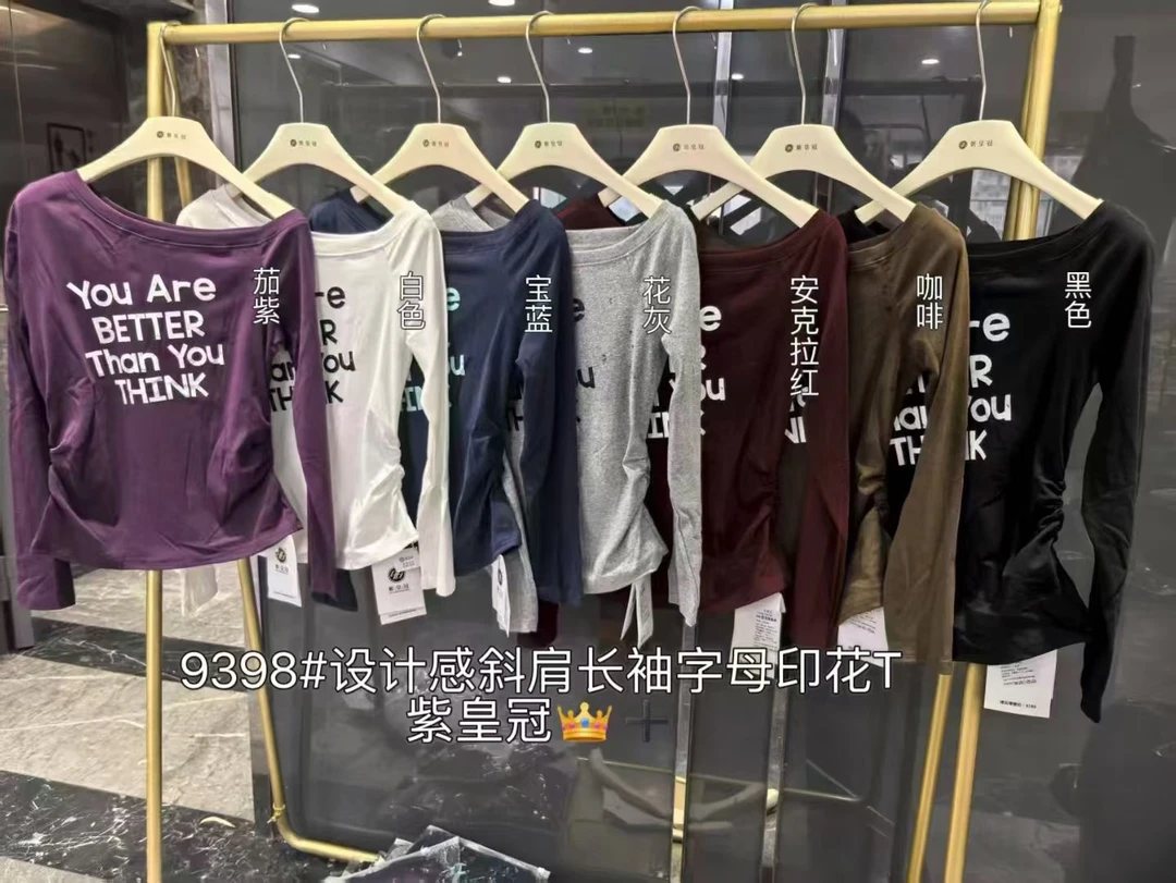 【婉婉专属】9398设计感斜肩长袖字印花T恤